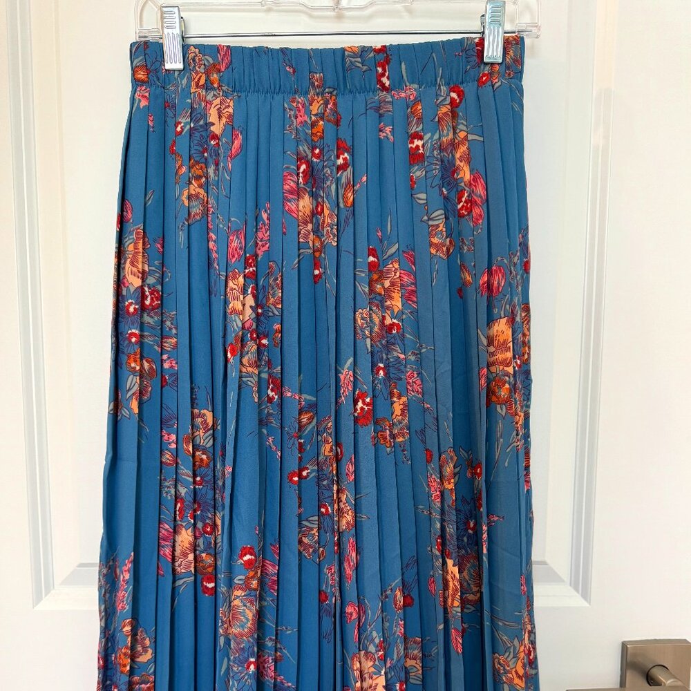 Blue floral printed pleated mid length skirt